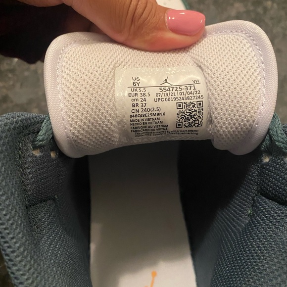 Nike Air Jordan’s size 6youth - Picture 6 of 6